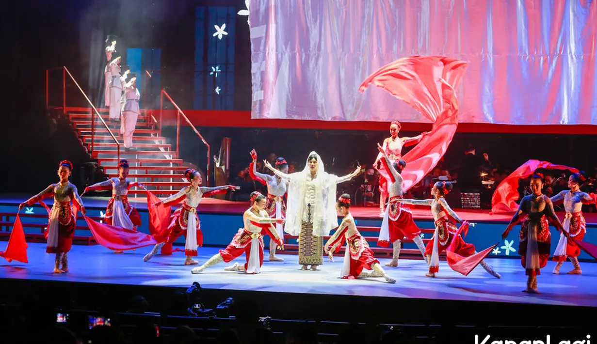 Isyana Sarasvati tampil dalam beberapa adegan di pagelaran tersebut. Salah satu yang mencuri perhatian adalah momen ketika ia muncul dengan kebaya putih yang merepresentasikan Ibu Fatmawati, pahlawan Nusantara asal Bengkulu. [Dok/Kapanlagi/Akrom Sukarya]