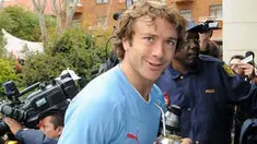 Kapten Uruguay Diego Lugano tiba di hotel tempat tim menginap di Johannesburg, 4 Juli 2010, beberapa jam sebelum berangkat ke Cape Town jelang laga semifinal PD 2010 lawan Belanda. AFP PHOTO / MARIANA SUAREZ