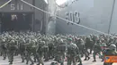 Citizen6, Jakarta: 650 pasukan TNI AD dari Yonif 312 Kalahitam Kodam III Siliwangi bertolak dari Dermaga Tanjung Priok, Jakarta menuju Atambua dalam rangka pengamanan perbatasan RI dengan Timor Leste, Senin ((23/7). (Pengirim: Kadispen Kolinlamil).