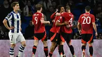 Di babak kedua, Manchester United bermain lebih agresif. Pada menit ke-57, Joshua Zirkzee membuka keunggulan The Red Devils atas Real Sociedad. (ANDER GILLENEA/AFP)