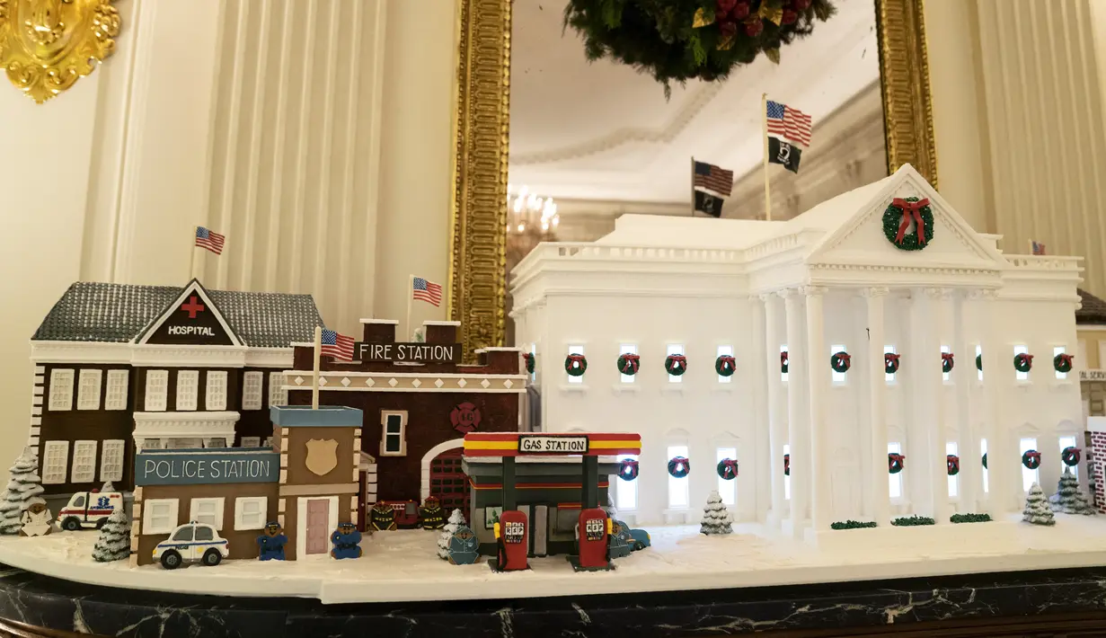 Rumah roti jahe dipajang di East Room selama pratinjau pers dekorasi Natal Gedung Putih, di Washington, Senin (29/11/2021). Ibu Negara AS Jill Biden meluncurkan dekorasi liburan Gedung Putih 2021 dengan tema “Gifts from the Heart”. (AP Photo/Evan Vucci)