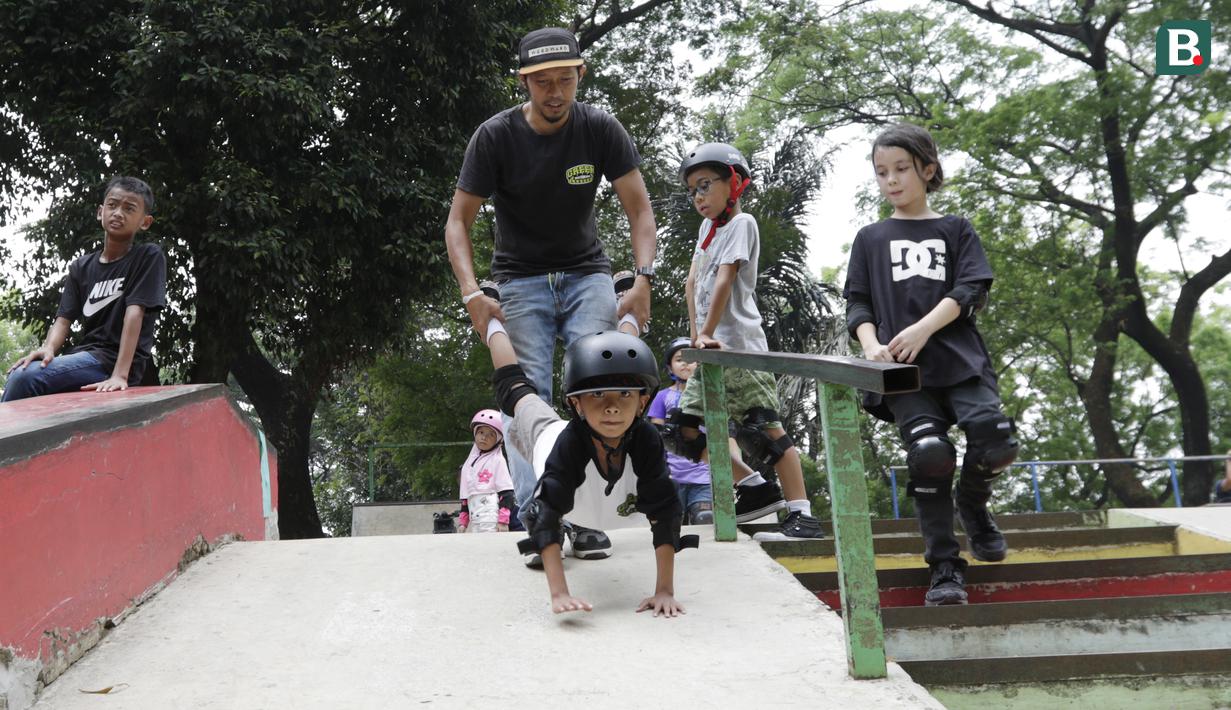 Sejumlah anak berlatih skateboard di TMII, Jakarta, Sabtu (8/9/2018). Green Skate Lesson yang didirikan oleh mantan atlet skateboard, Tony Sruntul, merupakan wadah regenerasi skateboarder bertalenta. (Bola.com/M Iqbal Ichsan)