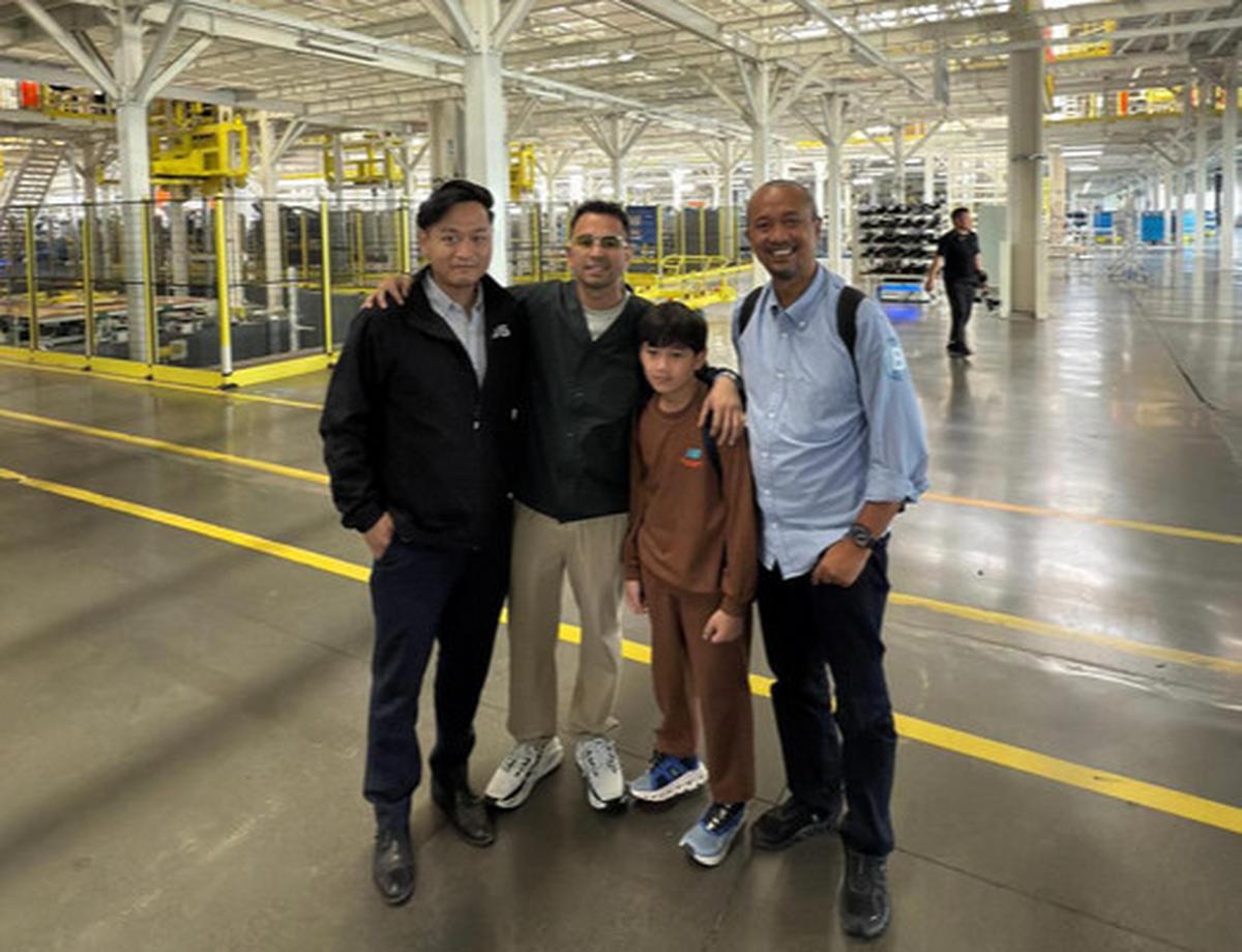 5 Potret Raffi Ahmad Gandeng Rafathar Kunjungi Pabrik Mobil Listrik di China, Jadi Inspirasi Generasi Muda
