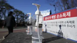 Botol pembersih tangan ditempatkan untuk keperluan umum guna mencegah penyebaran virus corona di sebuah taman di Goyang, Korea Selatan, Sabtu (4/12/2021). Korea Selatan kembali memecahkan rekor hariannya untuk infeksi dan kematian virus corona. (AP Photo/Lee Jin-man)