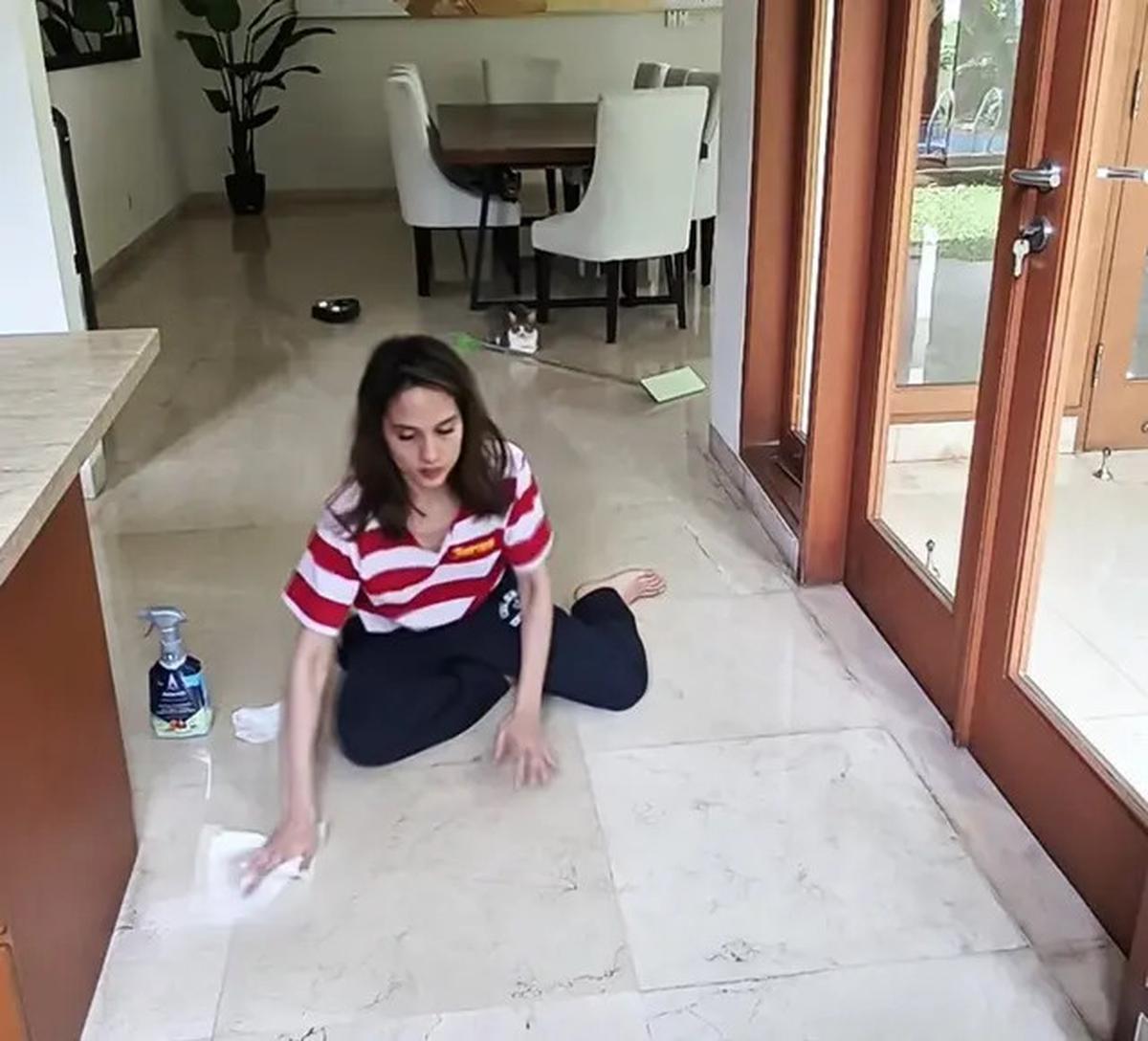 6 Potret Wajah Natural Cinta Laura Bersih-Bersih Rumahnya saat Ditinggal Mudik ART, Kamar Kucingnya Curi Perhatian