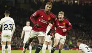 Pemain Manchester United, Marcus Rashford (tengah) merayakan golnya ke gawang Tottenham Hotspur pada laga lanjutan Liga Inggris 2023/2024 di Old Trafford, Manchester, Inggris, Senin (15/01/2024) dini hari WIB. (AP Photo/Dave Thompson)