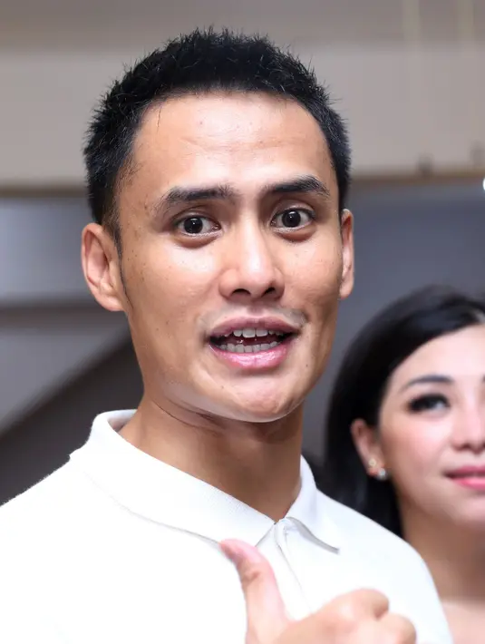 'Pertama yang paling sulit ketika kita membuka toko roti. Sementara yang lain nggak terlalu sulit karena sudah mempunyai nama' ujar Choky. (Nurwahyunan/Bintang.com)