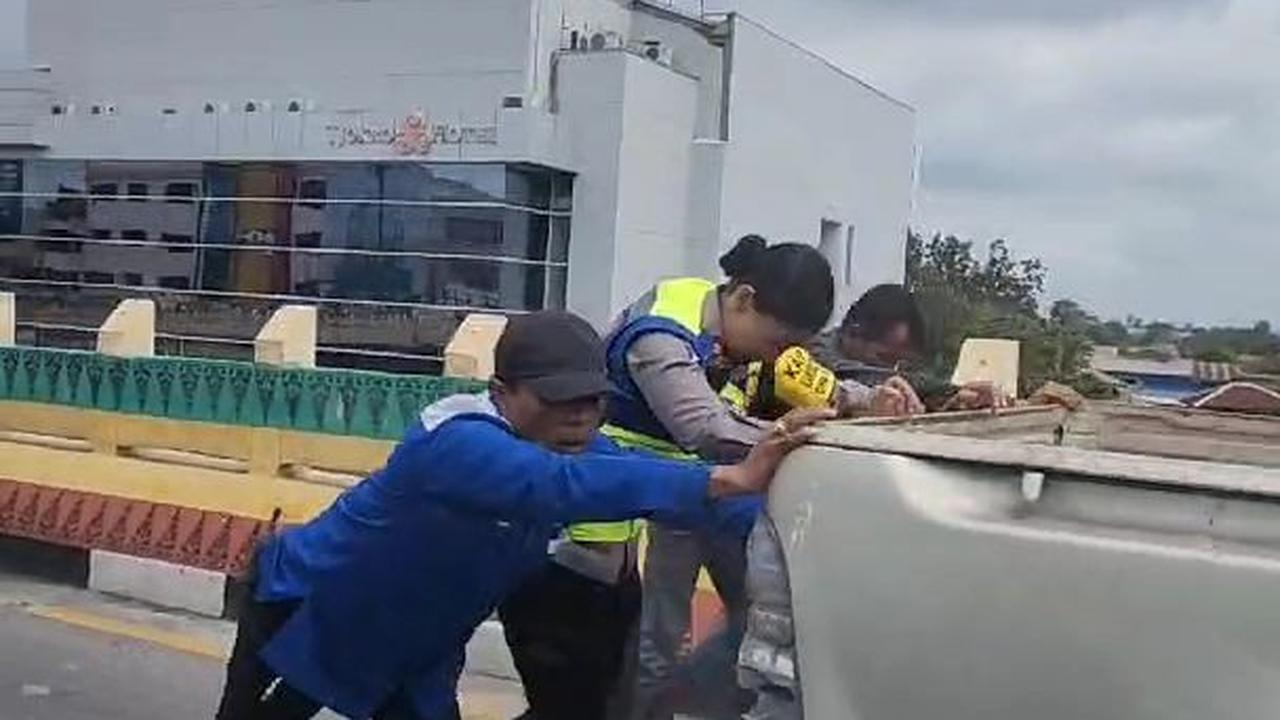 Viral Aksi Polwan Bantu Dorong Mobil Mogok di Flyover, Ternyata Sosoknya Bukan Polisi Sembarangan