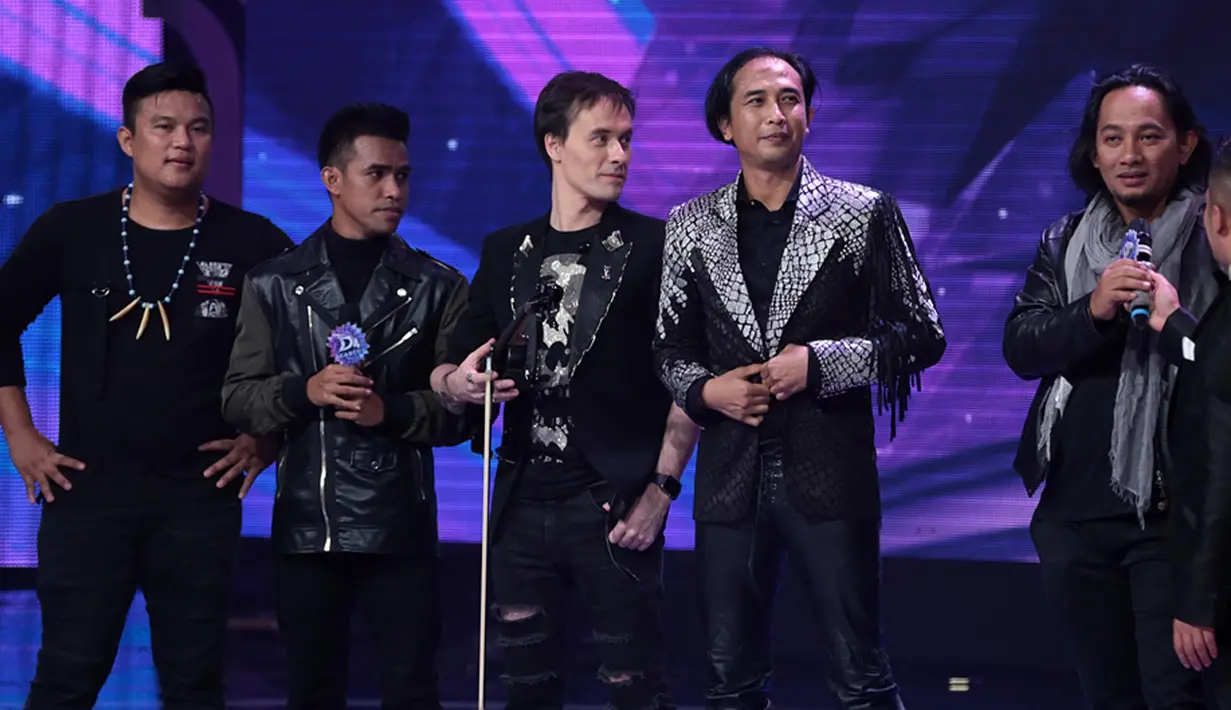 "Alhamdulillah ini dapat rumah dari Pak Walikota Baubau. Juga umroh dan haji untuk orang tua dari pak Walikota dan bapak serta ibu Gubernur, terima kasih sedalam-dalamnya atas kebaikannya," pungkas Fildan Rahayu. (Deki Prayoga/Bintang.com)