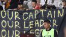 Suporter membentangkan spanduk saat menyaksikan laga perpisahan pemain Persija, Bambang Pamungkas pada Shopee Liga 1 Indonesia, SUGBK Jakarta, Selasa (17/12/2019). Laga lawan Persebaya menjadi pertandingan terakhir Bambang Pamungkas sebagai pesepakbola profesional. (Liputan6.com/Helmi Fithriansyah)