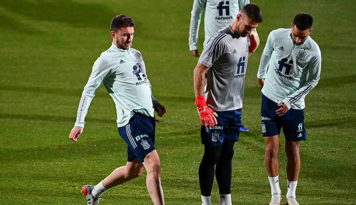 Bek Spanyol Aymeric Laporte, kiper Unai Simon dan gelandang Brais Mendez menghadiri sesi latihan di La Ciudad del Futbol, Las Rozas de Madrid, Spanyol (8/11/2021). Spanyol tertinggal dua angka dari Swedia yang berada di puncak klasemen. (AFP/Gabriel Bouys)