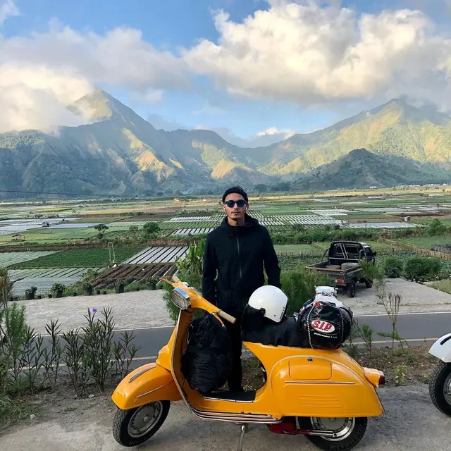 Sampai Lombok, Ini 7 Potret Rifky Alhabsyi Touring Pakai Vespa