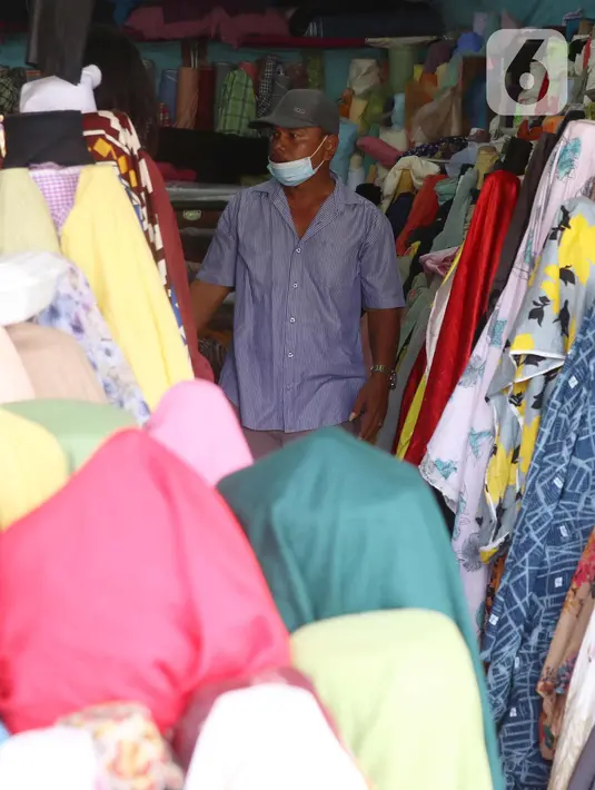 Pedagang menjaga toko kain di Pasar Cipadu, Tangerang, Selasa (2/3/2021). Pandemi Covid-19 membuat industri tekstil dan pakaian jadi mengalami pertumbuhan negatif 8, 8 persen sepanjang 2020 dengan kinerja ekspor yang berkontraksi 17 persen. (Liputan6.com/Angga Yuniar)