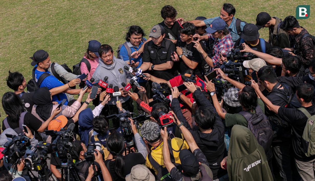 Pelatih kepala Timnas Indonesia, Indra Sjafri memberikan keterangan kepada wartawan setelah latihan untuk Asian Games 2022 Hangzhou di Lapangan A, Kompleks Stadion Utama Gelora Bung Karno (SUGBK), Senayan, Jakarta, Jumat (15/09/2023). (Bola.com/Bagaskara Lazuardi)