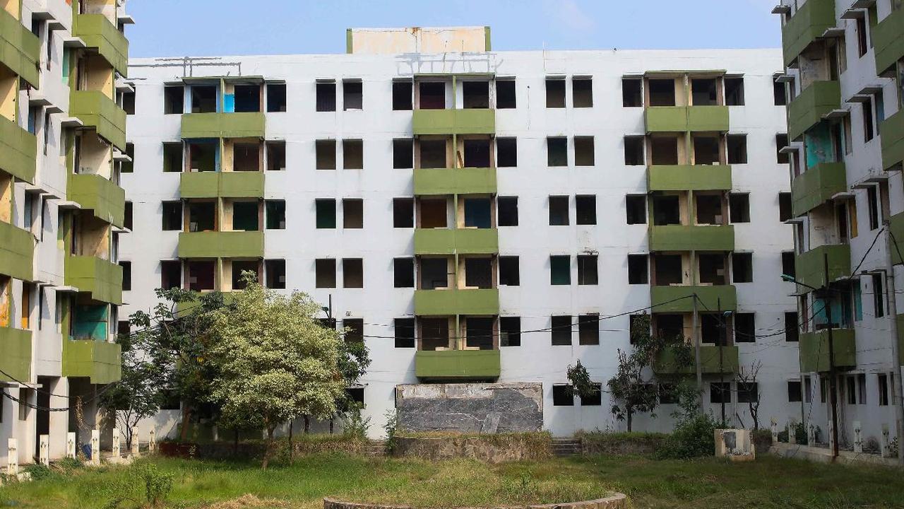 Pemandangan kondisi terkini Rumah Susun Sederhana Sewa (Rusunawa) Marunda pascapenjarahan aset-aset yang tersisa di Jakarta, Jumat (21/6/2024).&nbsp;Sejak ditinggal oleh para penghuninya yang direlokasi ke tempat lain, bangunan tersebut tampak rusak parah
