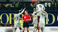 Pemain Barcelona merayakan kemenangan atas Villarreal pada pertandingan La Liga Spanyol yang digelar di Ceramica Stadium, markas Villarreal, Senin (13/2/2023) dini hari WIB. Barcelona menang tipis 1-0 atas Villarreal dalam laga ini. (AP Photo/Alberto Saiz)