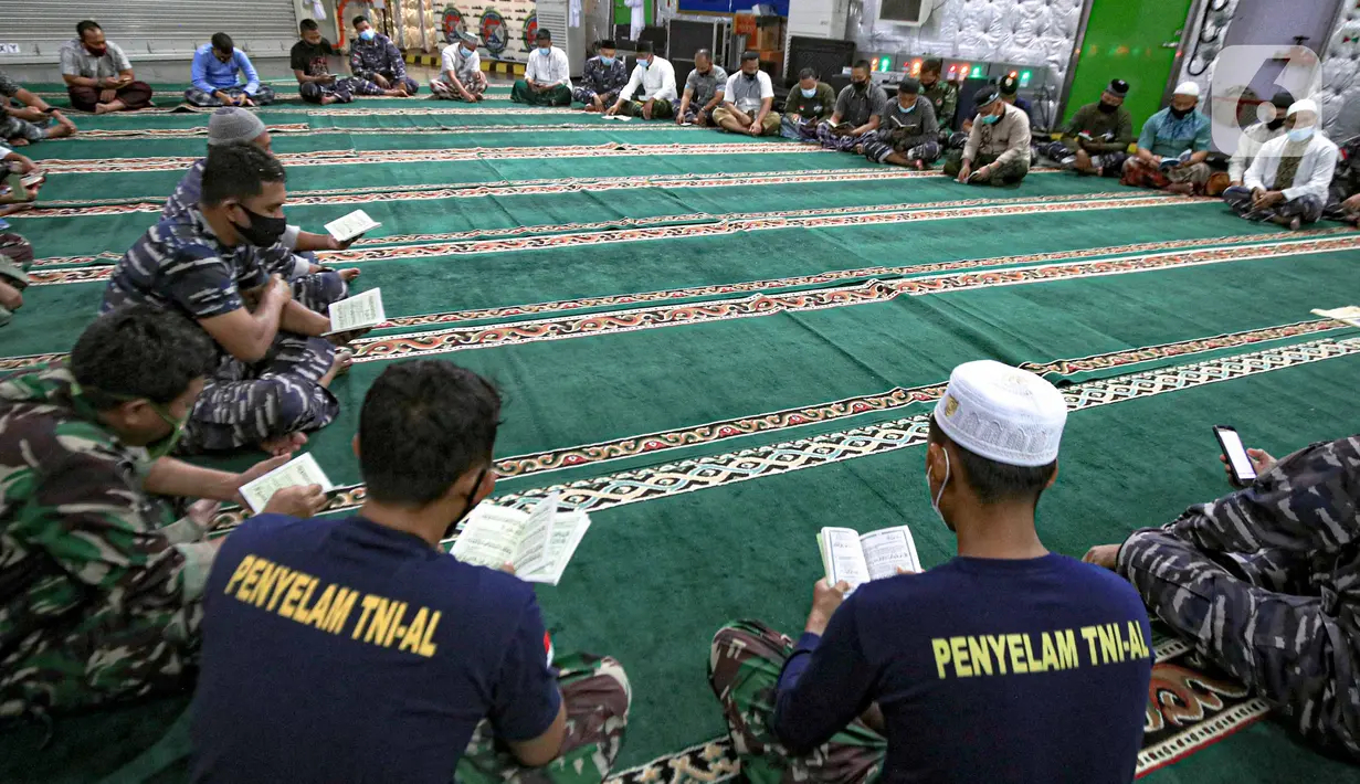 Suasana pengajian yang digelar prajurit TNI dari Kapal KRI Semarang di Kepulauan Seribu, Jakarta, Senin malam (11/1/2021). Pengajian ini digelar untuk mendoakan para korban jatuhnya pesawat Sriwijaya Air SJ 182 dengan rute Jakarta-Pontianak di perairan Kepulauan Seribu. (Liputan6.com/Faizal Fanani)