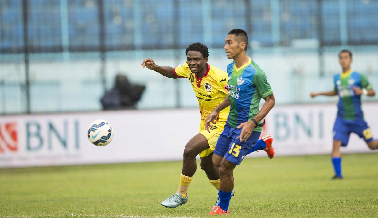 Striker Sriwijaya FC, Osas Saha, berusaha melewati pemain Gresik United, Sumardi, pada laga Piala Jenderal Sudirman di Stadion Kanjuruhan, Malang, Kamis (19/11/2015). (Bola.com/Vitalis Yogi Trisna)