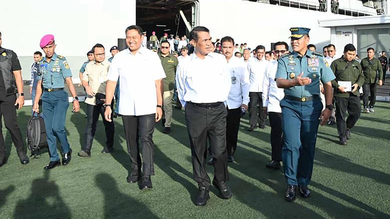 FOTO: Mentan dan Kasal Lepas Bantuan Banjir Tahap III ke Aceh Sumut dan Sumbar