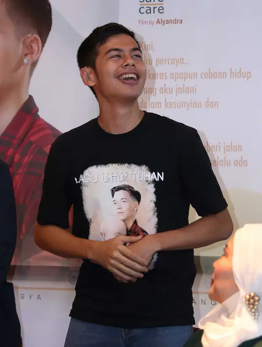 Panji Surya mengajarkan bahasa isyarat kepada Eriska Rein selama kurang lebih satu bulan. Berkat bimbingan dari Panji Surya, Eriska pun menjadi percaya dengan karakter yang diperankannya tersebut. (Nurwahyunan/Bintang.com)