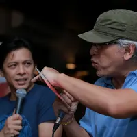 Sejak 2015 silam, musisi legendaris Iwan Fals telah mengenalkan album 'Satu' yang digarap bersama keempat band tersebut. Dalam kolaborasi satu album itu berisi 10 lagu. (Adrian Putra/Bintang.com)