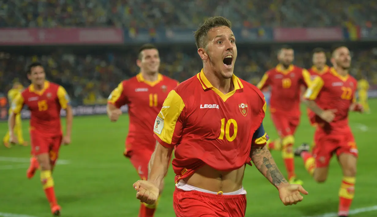 Aksi pemain Montenegro, Stevan Jovetic merayakan gol saat melawan Rumania pada laga grup E kualifikasi Piala Dunia 2018 di Cluj-Napoca, Rumania, (4/9/2015). Jovetic saat ini mengoleksi telah mencetak enam gol. (AFP/Daniel Mihailescu)