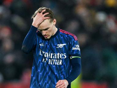 Pemain Arsenal, Martin Odegaard, tampak lesu setelah hanya bermain imbang 1-1 melawan Brentford dalam laga pekan ke-26 Premier League 2025/2026, Jumat (13/2/2026) dini hari WIB. (AFP/Glyn Kirk)