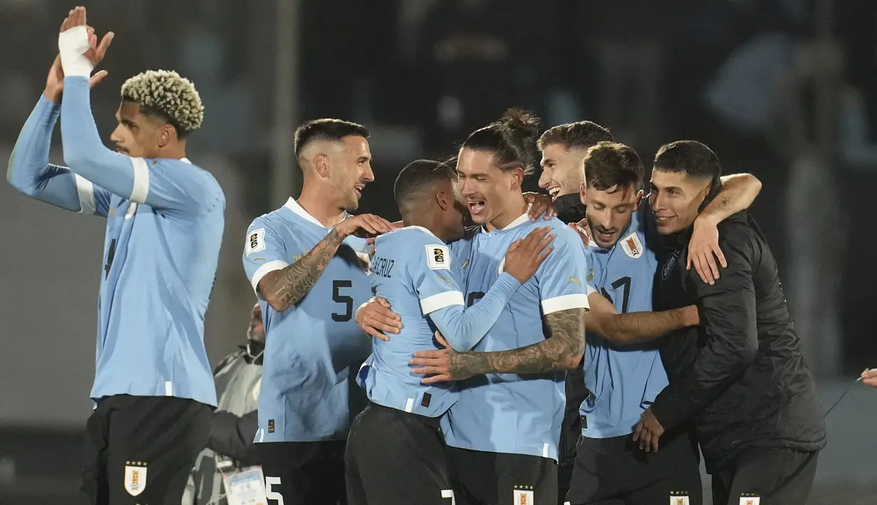 Para pemain Timnas Uruguay merayakan kemenangan atas Brasil setelah berakhirnya laga Kualifikasi Piala Dunia 2026 Zona Conmebol di Centenario Stadium, Montevideo, Uruguay, Rabu (18/10/2023) pagi WIB. (AP Photo/Matilde Campodonico)
