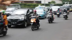 Sejumlah kendaraan roda dua melintas di persimpangan kawasan Jalan MH Thamrin, Jakarta, Jumat (20/9). Untuk menekan angka kecelakaan di Ibu Kota, BPTJ Kementerian Perhubungan berencana membatasi volume sepeda motor di Jakarta.(Liputan6.com/Faizal Fanani)
