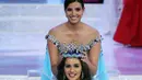 Miss World 2016 Stephanie Del Valle menyematkan mahkota kepada Miss India Manushi Chhilar sebagai Miss World 2017 pada malam final ajang kontes Miss World ke-67 di Sanya, Tiongkok, Sabtu (18/11). (Color China Photo via AP)