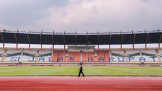 Seorang pekerja terlihat berjalan di Stadion Si Jalak Harupat, Kecamatan Kutawaringin, Kecamatan Bandung, Jawa Barat yang tengah dipersiapkan untuk salah satu venue Piala Dunia U-17 2023 pada Sabtu (21/10/2023). Stadion SJH akan menjadi kandang untuk Grup D, Grup F, dan dua laga babak 16 besar. (Bola.com/Bagaskara Lazuardi)