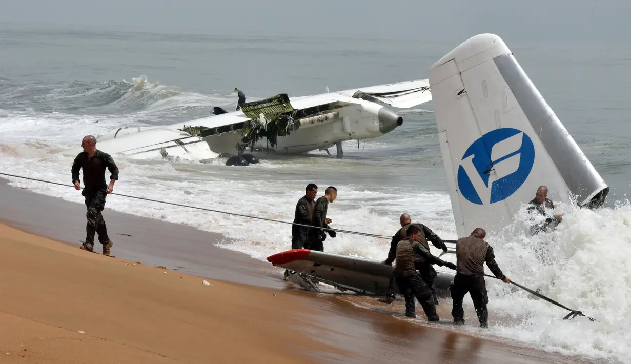 Tentara Prancis mencoba menarik reruntuhan pesawat kargo Antonov yang dihantam ombak besar Pantai Gading dan menewaskan 4 orang warga Moldovan, di lepas pantai Port-Bouet, Abidjan (14/10). (AFP PHOTO / Sia KAMBOU)