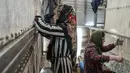 Gadis-gadis Afghanistan menenun karpet di pabrik karpet tradisional di Kabul, Afghanistan, Minggu (5/3/2023). Hari Perempuan Internasional (IWD) adalah hari libur global yang dirayakan setiap tahun pada tanggal 8 Maret sebagai titik fokus dalam gerakan hak-hak perempuan, membawa perhatian pada isu-isu seperti kesetaraan gender, hak reproduksi, dan kekerasan dan pelecehan terhadap perempuan. (AP Photo/Ebrahim Noroozi)
