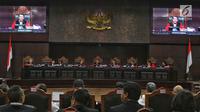 Ketua Majelis Hakim Mahkamah Konstitusi, Anwar Usman didampingi sejumlah Hakim Konstitusi memimpin sidang perdana sengketa Pilpres 2019 di Mahkamah Konstitusi (MK), Jakarta, Jumat (14/6/2019). Sidang itu memiliki agenda pembacaan materi gugatan dari pemohon. (Lputan6.com/Johan Tallo)