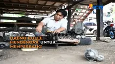 Meski memiliki keterbatasan fisik, Daeng Kulle mampu memperbaiki kerusakan mobil.