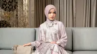 Tampil elegan secara instan, bisa pilih tunik dengan material silk yang elegan seperti dikenakan Fuji An. Lalu, padukan dengan rok plisket warna senada. [@heylocal.id]