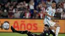 Argentina membuka peluang di menit ke-9 lewat Joaquin Correa. Tembakannya dari jarak dekat masih mampu ditepis kiper Paraguay, Anthony Silva. (AP/Jorge Saenz)