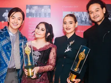 Sosok Prilly Latuconsina yang awalnya dikenal melalui sinetron Ganteng-Ganteng Serigala ini semakin menunjukan kualitasnya dalam berkarya di dunia akting. Setelah 13 tahun berkarya di dunia akting, akhirnya Prilly mendapatkan apresiasi tertinggi dengan membawa pulang Piala Citra di tahun 2023. (Liputan6.com/IG/@prillylatuconsina96)