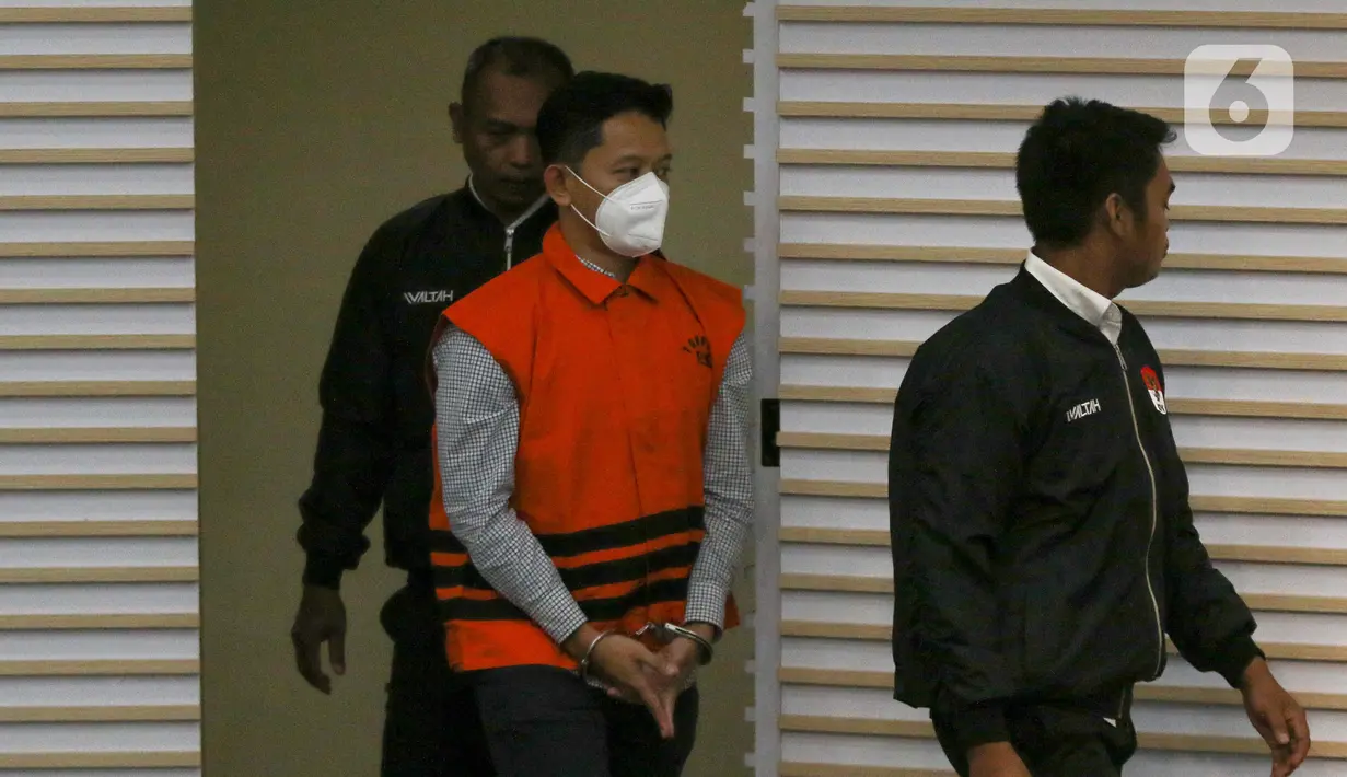 Tersangka Direktur PT Putra Kharisma Sejahtera Zulfikar Fahmi memasuki ruang konferensi pers terkait penahanan dirinya di Gedung Merah Putih KPK, Jakarta, Senin (13/11/2023). Perhubungan (Kemenhub) tahun anggaran 2018-2022. (Liputan6.com/Herman Zakharia)