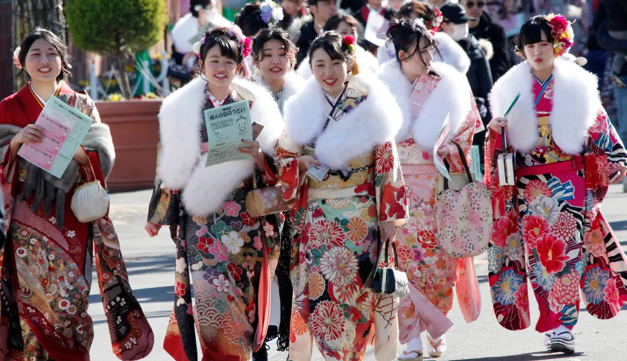 Para wanita menghadiri Hari Kedewasaan di Tokyo, Jepang  (14/1). Upacara ini ditandai dengan pemakaian kimono dan pergantian model rambut untuk menandai usia kedewasaan. (AP Photo/Koji Sasahara)