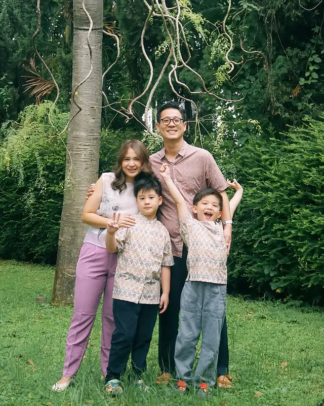 Potret 6 seleb mualaf rayakan Imlek 2025, Larissa Chou bahagia rayakan bareng keluarga beda keyakinan