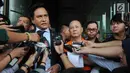 Pakar Hukum Tata Negara Yusril Ihza Mahendra mendampinggi tersangka mantan Ketua Badan Penyehatan Perbankan Nasional (BPPN) Syafruddin Arsyad Temenggung usai penendatangan P21 di gedung KPK, Jakarta, Rabu (18/4). (Merdeka.com/Dwi Narwoko)