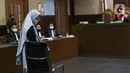 Tersangka dugaan korupsi dan tindak pidana pencucian uang terkait kepengurusan fatwa untuk Djoko Tjandra di Mahkamah Agung, Pinangki Sirna Malasari bersiap menjalani sidang di Pengadilan Tipikor Jakarta, Rabu (30/9/2020). Sidang beragenda pembacaan eksepsi. (Liputan6.com/Helmi Fithriansyah)