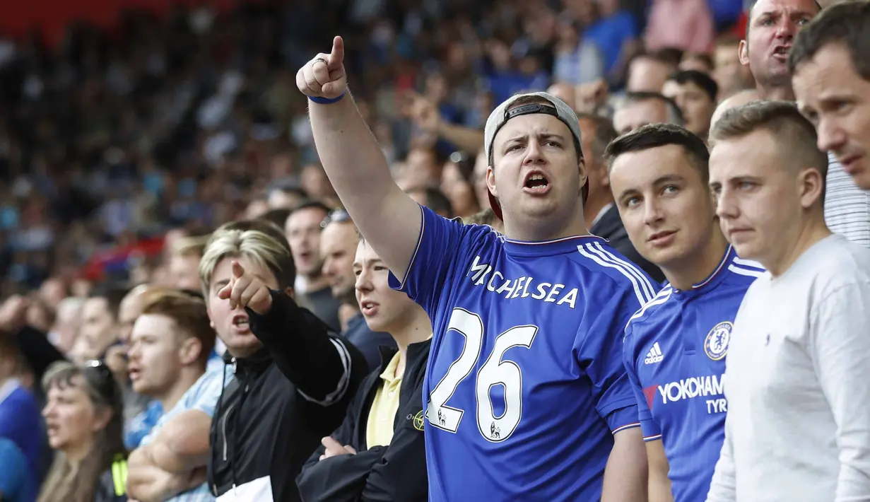 Aksi fans Chelsea saat menonton timnya beralaga melawan Swansea City ada lanjutan Premier League di Liberty Stadium,(11/9/2016) WIB. Swansea tahan Imbang Chelsea 2-2. (Action Images via Reuters/Carl Recine)
