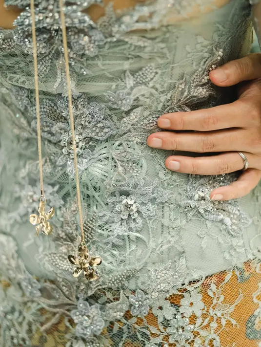 Cincin lamaran Jonathan Alden terlihat minimalis dan maskulin dengan model solitaire yang tegas. Tanpa permata besar, mencerminkan kesan tegas dengan double round line [@brisiajodie96]