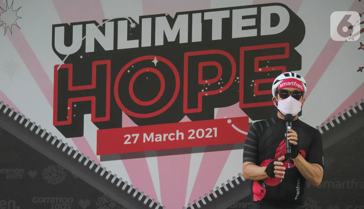Deputy CEO Smartfren Djoko Tata Ibrahim memberi sambutan pada peluncuran jersey bersepeda Unlimited Hope hasil kokreasi Smartfren, Show The Monster dan Common Spot di Jakarta, Sabtu (27/3/2021). Jersey tersebut akan dijual melalui official store Common Spot online maupun offline. (Liputan6.com/Pool)