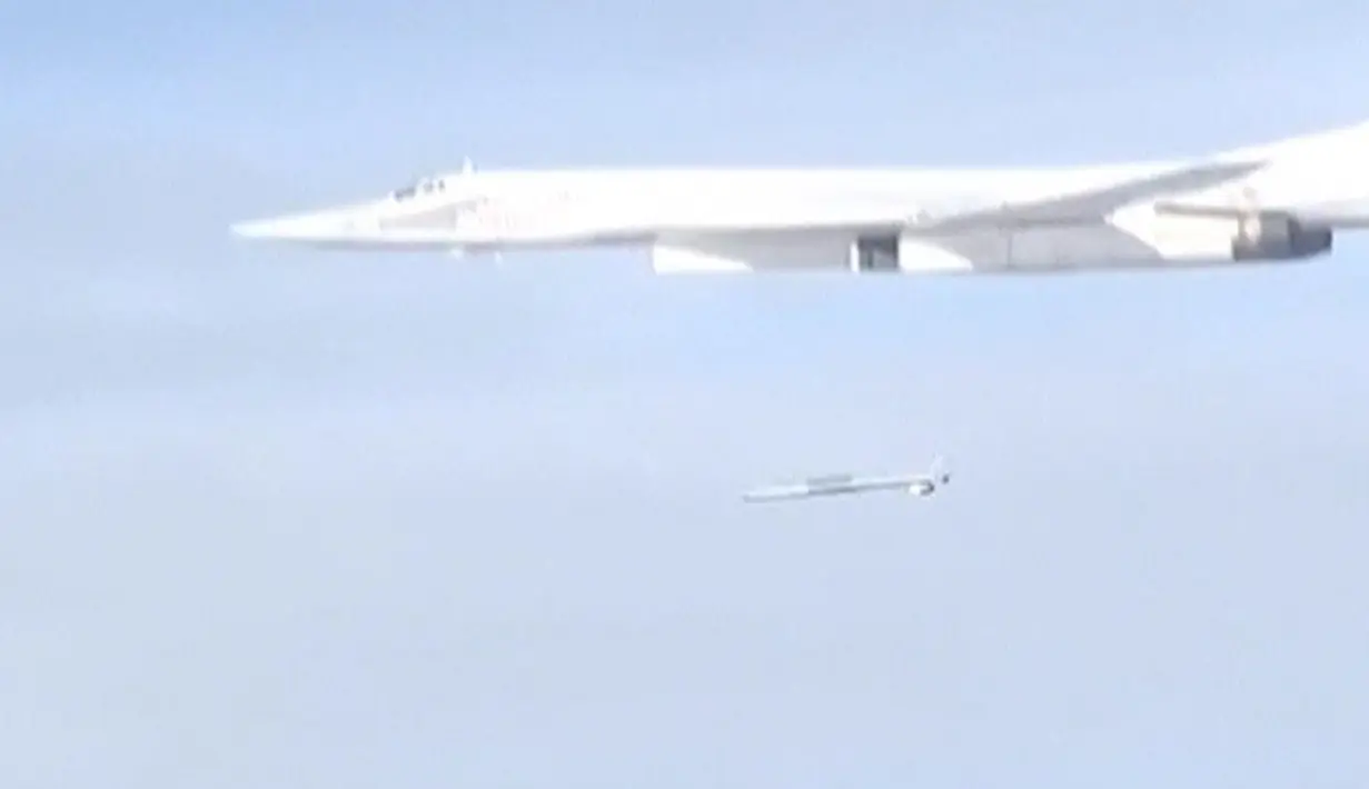 Pesawat tempur Rusia Tupolev TU - 160  menembakkan bom kearah lokasi yang diduga tempat persembunyian kelompok ISIS di Suriah, Kamis (19/11/2015).  (Reuters)