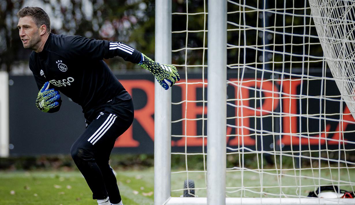 Maarten Stekelenburg. Kiper asal Belanda berusia 39 tahun ini kini menjalani musim ke-2 bersama klub masa kecil dan pertamanya Ajax Amsterdam. Sebelumnya mulai 2011/2012 hingga 2019/2020 ia sempat berseragam Roma, Fulham, Monaco, Southampton dan Everton. (AFP/ANP/Robin van Lonkhuijsen)
