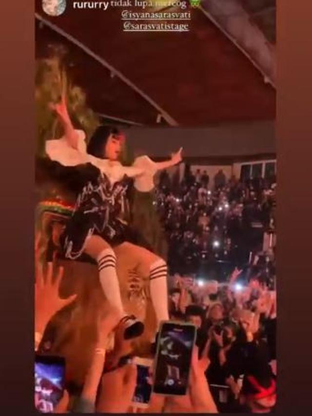 6 Momen Isyana Sarasvati Konser Naik Reog di Surabaya, Memukau Penonton