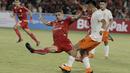 Bek Persija Jakarta, Jaimerson, mengahdang striker Borneo FC, Lerby Eliandry, pada laga Liga 1 di SUGBK, Jakarta, Sabtu (14/4/2018). Persija unggul 1-0 atas Borneo FC di babak pertama. (Bola.com/M Iqbal Ichsan)